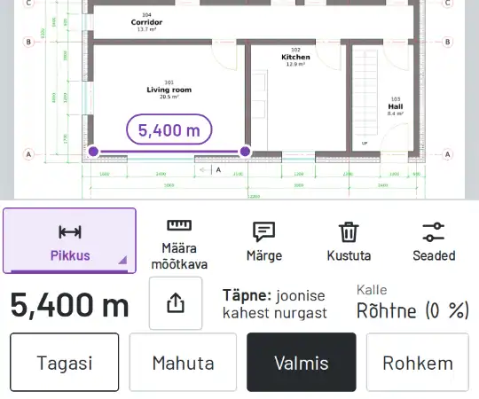 Näidismaja seina pikkus, mõõdetud ja näidatud joonel ning all ribal.